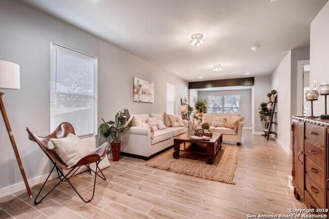 Building Photo - Adorable 3 bedroom 2 bath Minutes from N S...