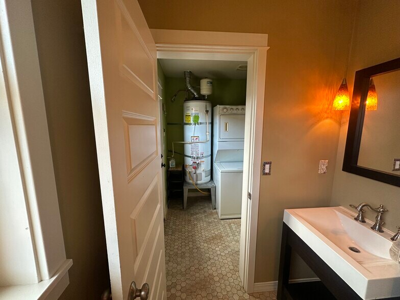 Building Photo - 701 S 59th St