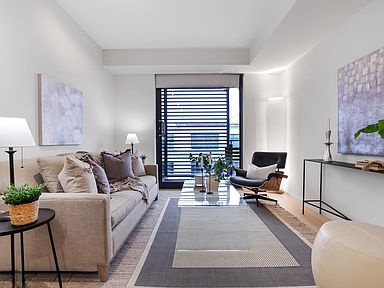 Building Photo - A stylish pied-à-terre, this bright and sp...