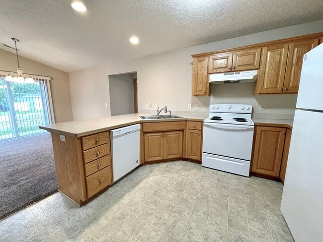 Building Photo - 2 Bedroom, 1.5 Bath Town Home