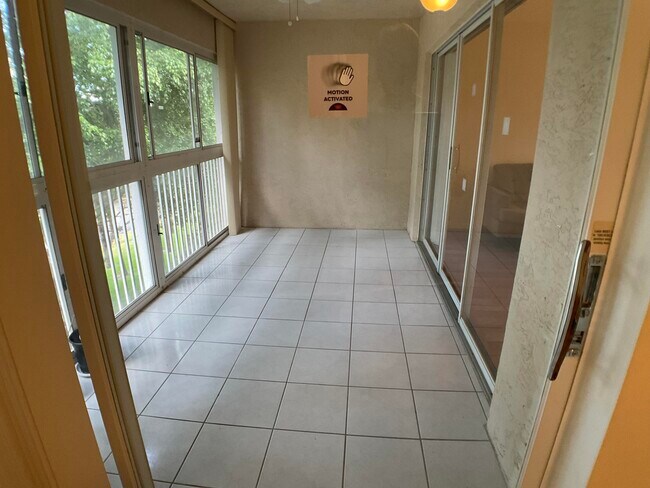 Building Photo - 5016 Rose Hill Dr