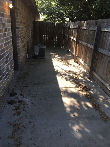 Building Photo - 1406 Tampa St