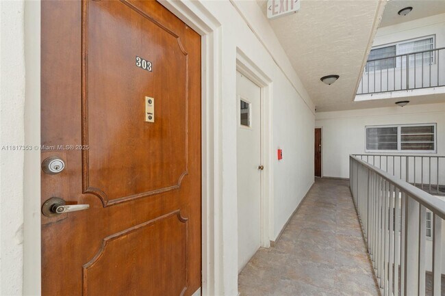 Building Photo - 1150 Collins Ave