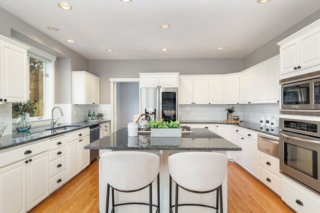Building Photo - Beautiful Bellevue home with a View!