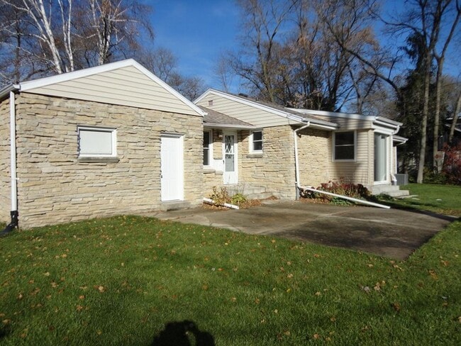 Building Photo - 7422 N Navajo Rd