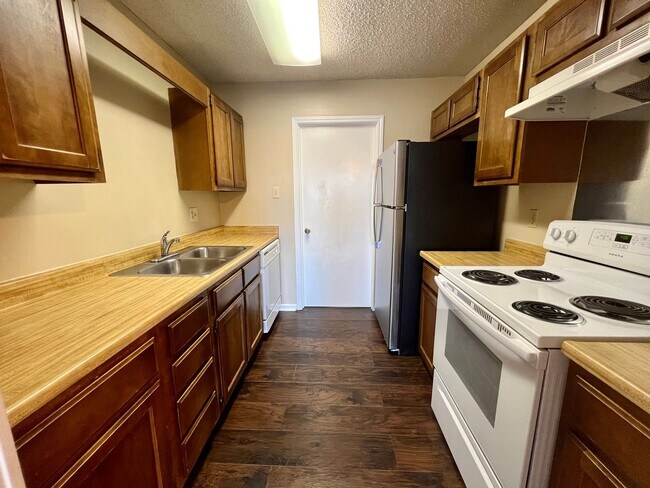 Building Photo - **MOVE IN SPECIAL!** MUST SEE! Spacious 2 ...