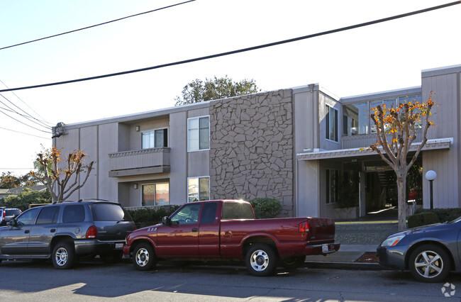 Building Photo - 40 Glen Eyrie Ave