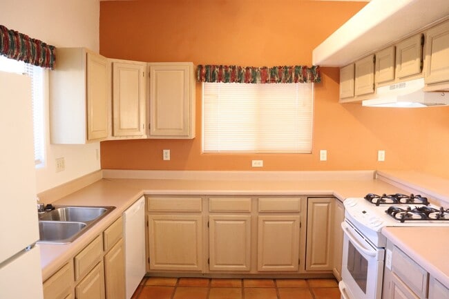 Building Photo - Santa Fe Style Home