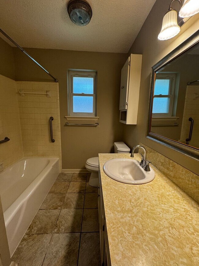 Building Photo - 3BD/2BA House for Lease in Jackson Park - Central Community