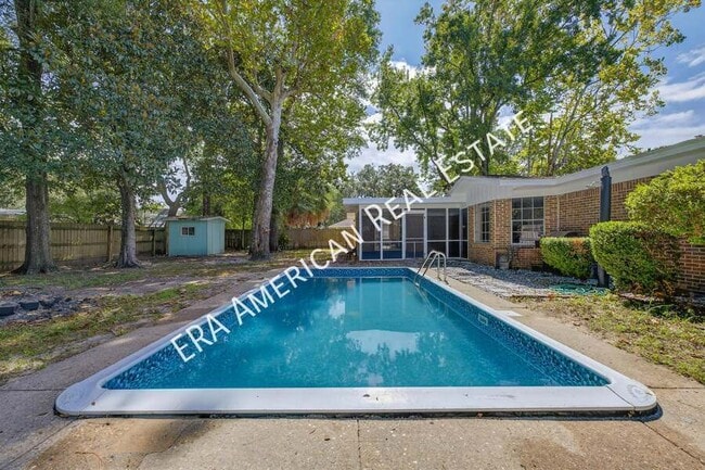 Building Photo - 614 Merioneth Dr NE