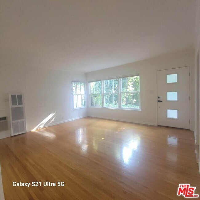 Building Photo - 304 S Reeves Dr