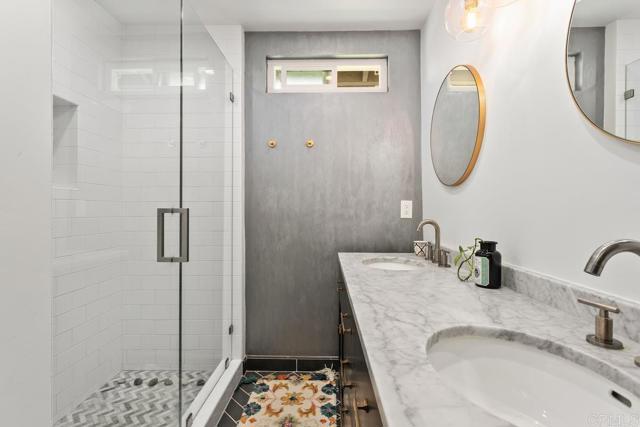 Building Photo - 2203 Levante St