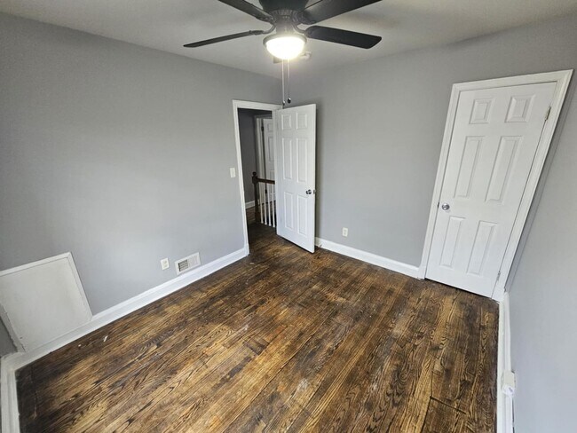 Building Photo - Recently Updated 3 Bedroom/ 1.5 Bathroom T...