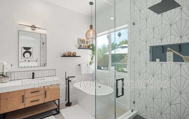 Building Photo - 1042 Alexandra Ln