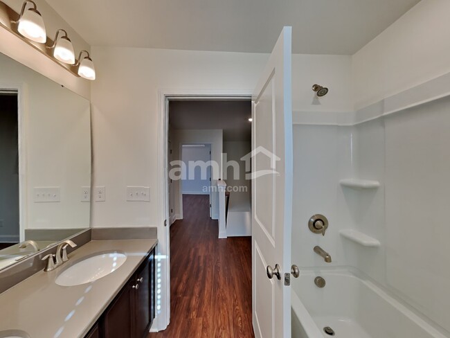 Building Photo - 144 Larragan Dr