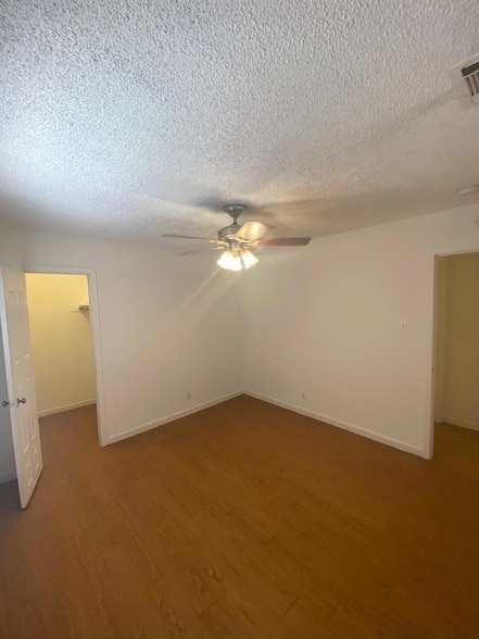 Building Photo - 3402 S Oak Dr