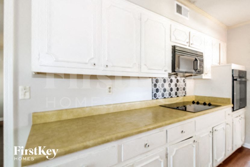 Building Photo - 4560 Parkwood Rd