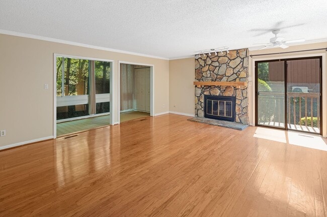 Building Photo - Renovated South Asheville Condo