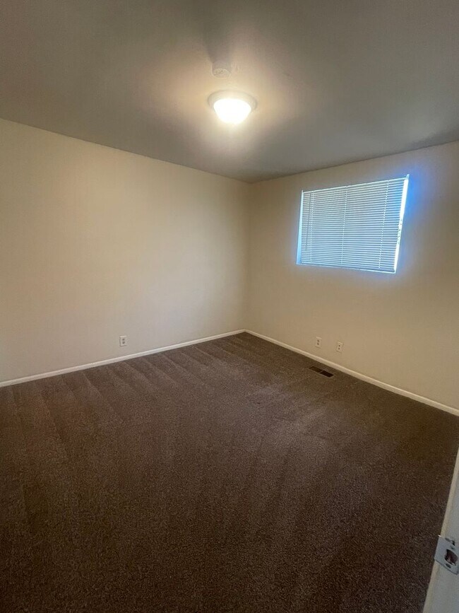 Building Photo - 225-227 E 200 S