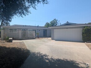 Building Photo - Freshly Remodeled Home Just Steps from Dow...