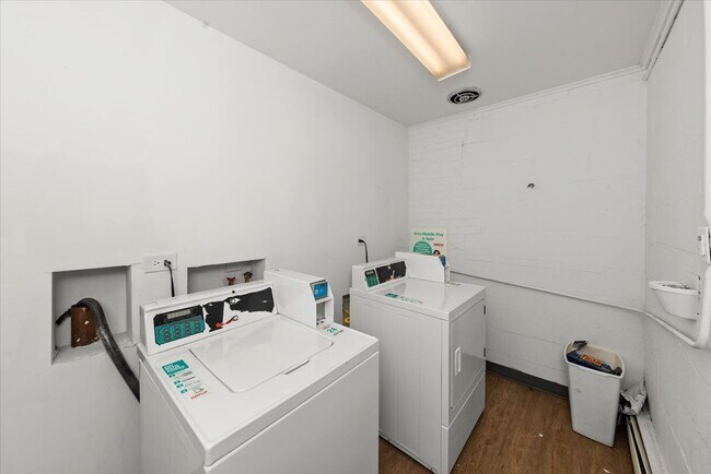 Building Photo - 6211 N Kenmore Ave
