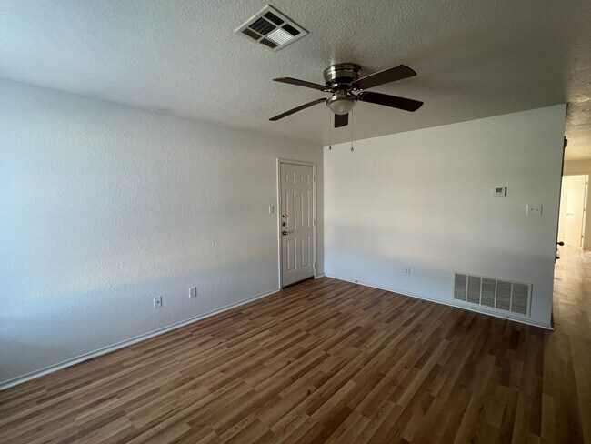 Building Photo - 2704 Alma Dr