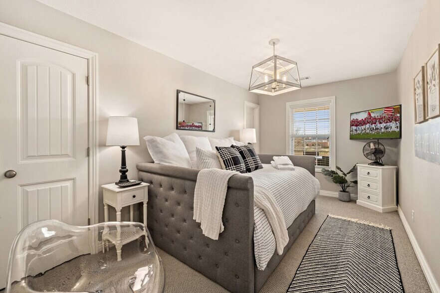 Building Photo - 473 N Oliver Ave