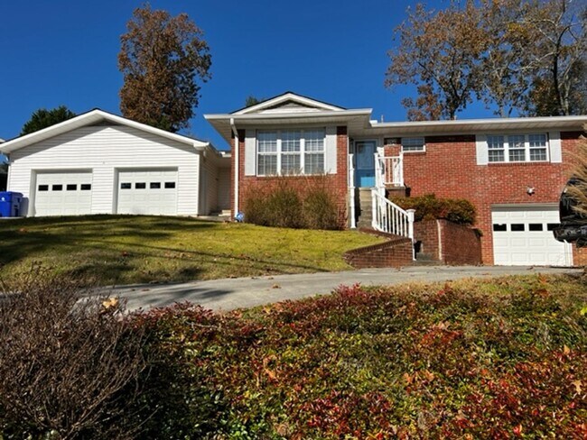 Building Photo - Oak Ridge 37830 - 3 bedroom, 1.5 bath home upstairs only with basement bonus room - Call Troy Ada...