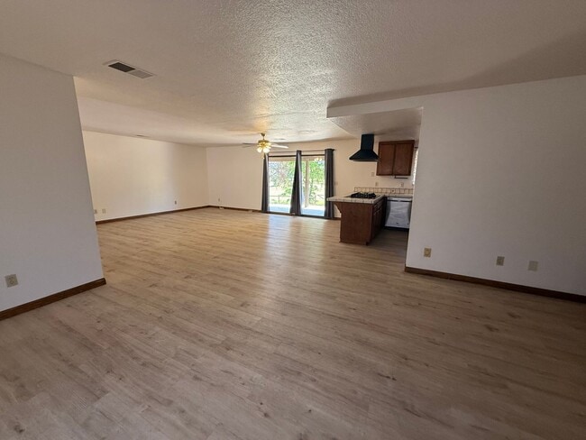 Building Photo - Golf Course- On The Mesa 3 Bedrooms, 2 Bathrooms, New Paint,