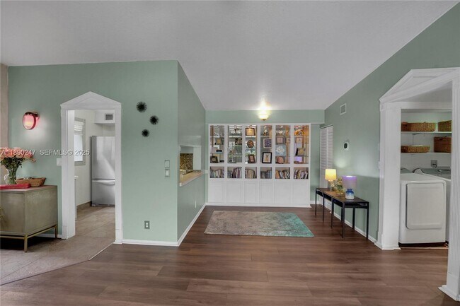 Building Photo - 2737 S Oakland Forest Dr