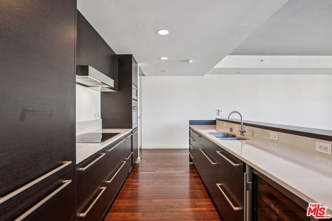 Building Photo - 6250 Hollywood Blvd