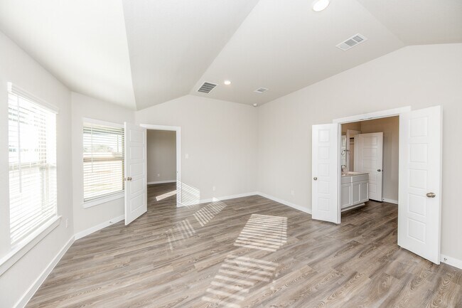 Building Photo - 32031 Splendor Dr