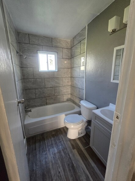 Building Photo - 4820 Oak Ave