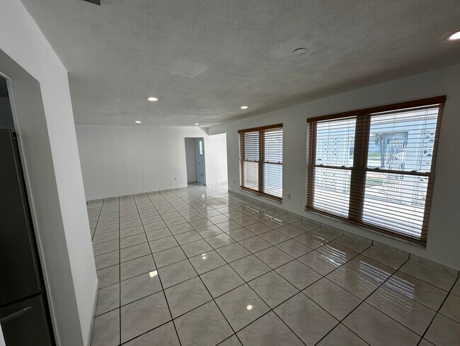 Building Photo - 7725 Grandview Blvd