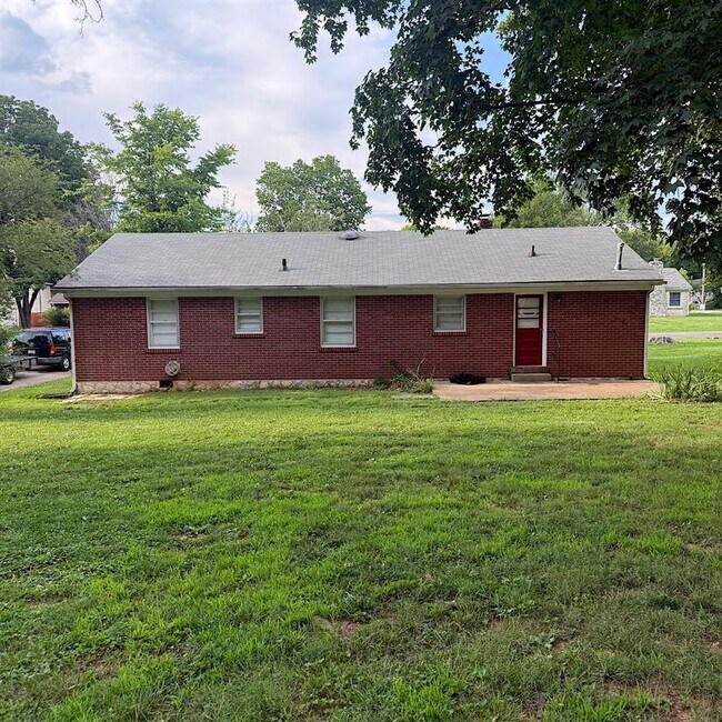 Building Photo - 1704 Kenton St