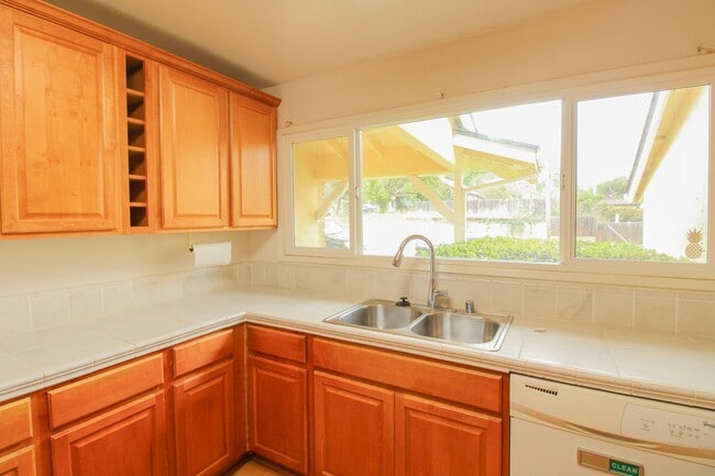 Building Photo - 4-Bedroom House with Fenced Backyard **Fresh Paint and New Flooring