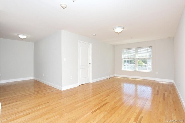 Building Photo - 21 E Central Ave