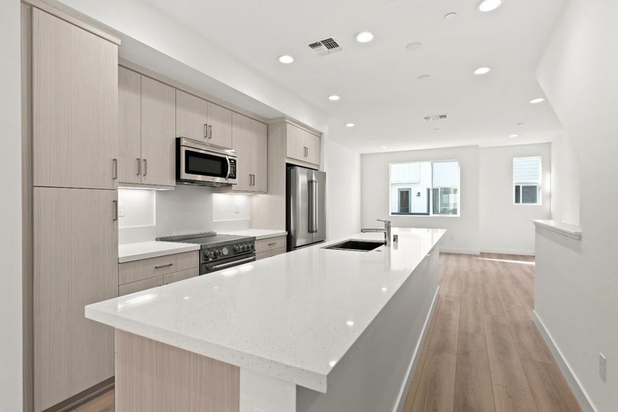 Light and Airy Townhouse 2 BR/2 bath/2 half baths - 170 Uptown Cir