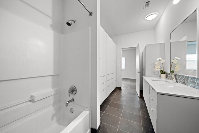 Building Photo - 105 Willard St