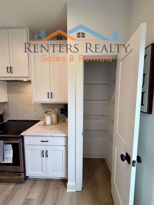 Building Photo - Stunning 3 Bedroom with Rooftop Terrace