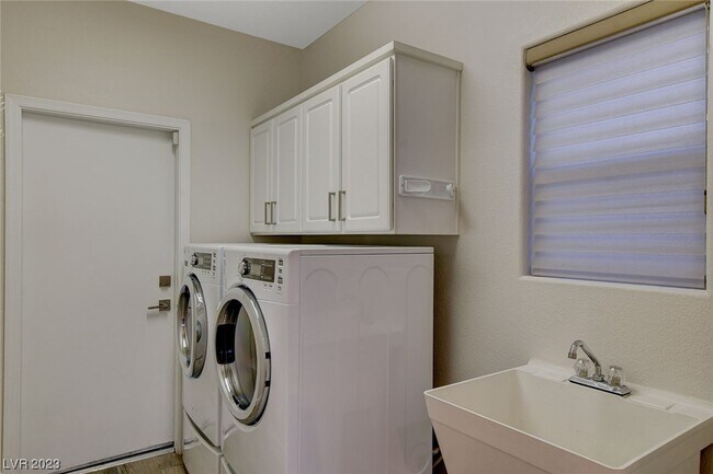 Building Photo - 10820 Dover Creek Ave