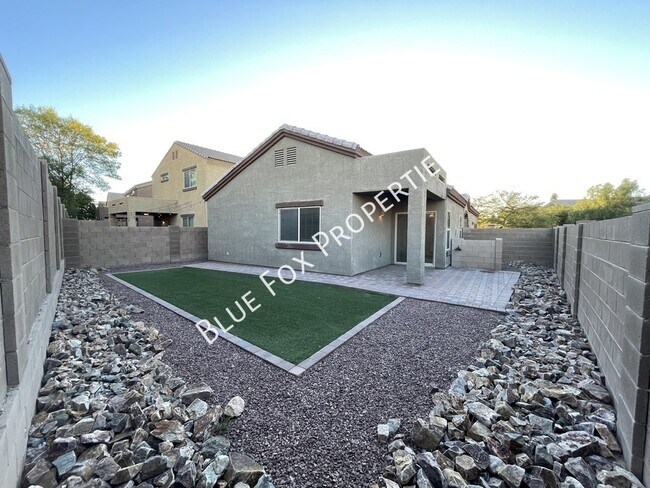 Building Photo - 8721 N Black Pine Dr