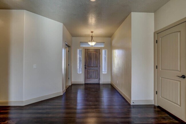 Building Photo - Beautifully Designed 5 Bedroom Home in Was...