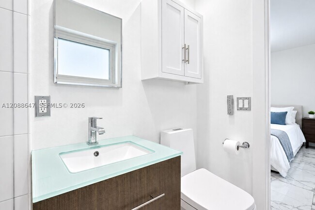 Building Photo - 2105 Alamanda Dr
