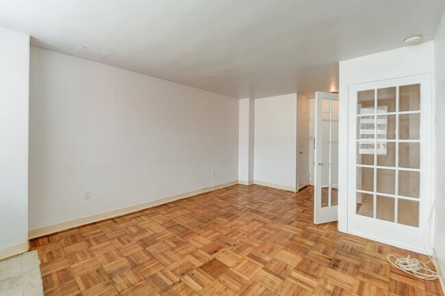 Building Photo - Charming & Bright Junior One Bedroom at River Place North