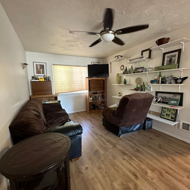 Building Photo - 3 Bedroom Victor Townhouse - Furnished