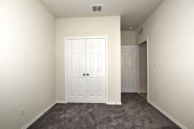 Building Photo - Gorgeous one story home  |  3 bedrooms  |  2 bathrooms  |  Covered Patio  |  2 car garage  |  Dav...