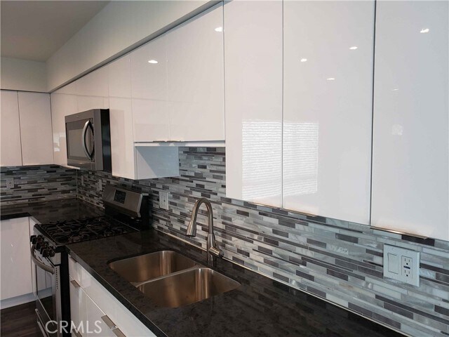 Building Photo - 2651 S Hobart Blvd