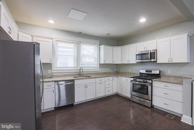 Building Photo - 8 Irving Pl