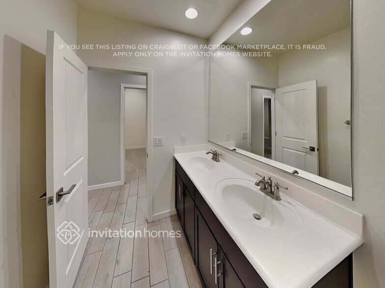 Building Photo - 4625 Greenleaf Dr